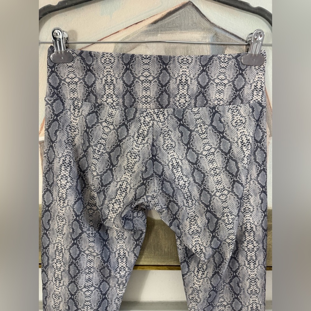 ONZIE‎ Gray & White Cropped Snake Print Leggings Size Medium - Picture 8 of 9